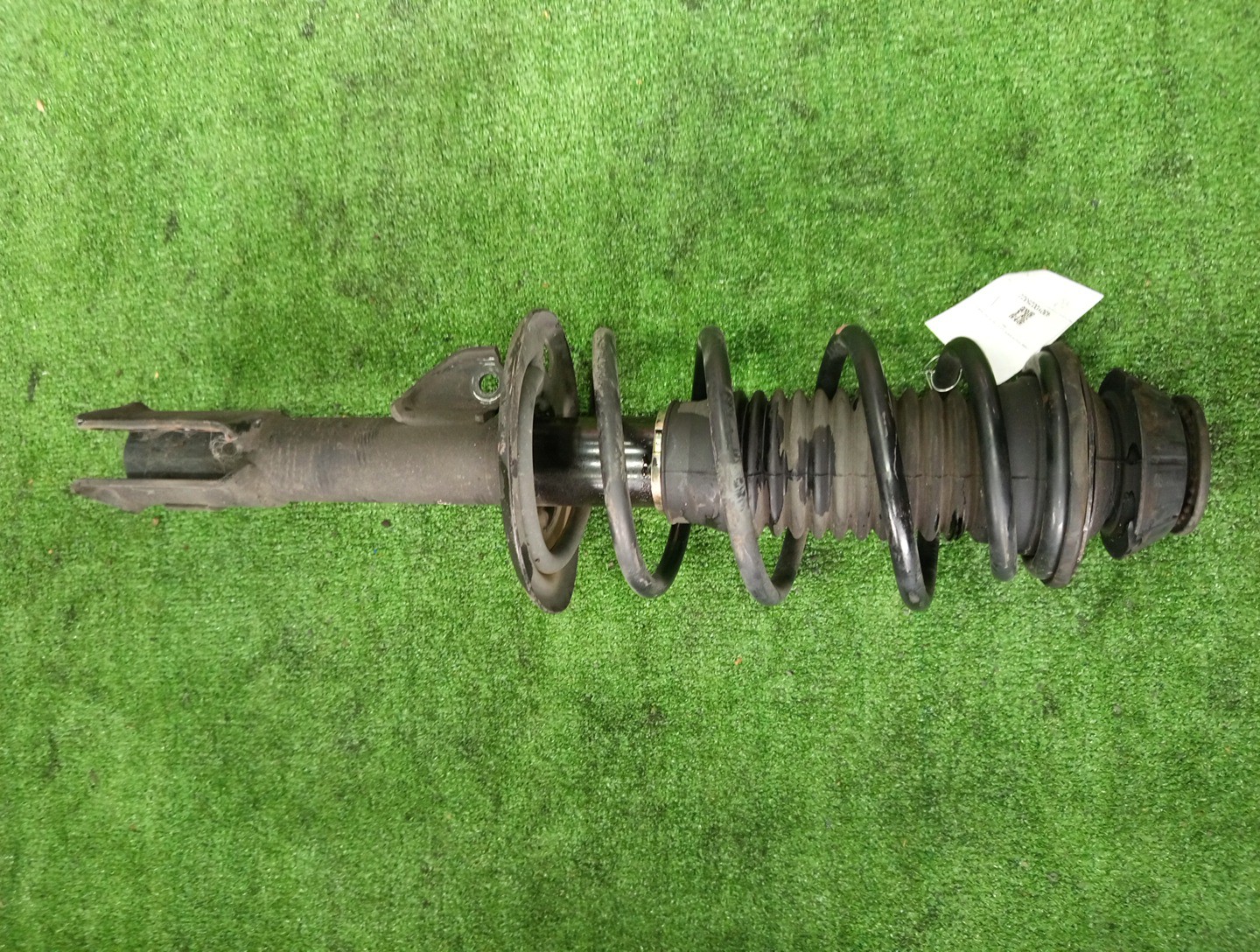 Стойка левая передняя TOYOTA IST, VITZ, PORTE, SPADE, AQUA NCP110, ZSP110, KSP130, NSP130, NSP135, NCP131, NCP141, NSP140, NSP141, NHP10 1NZ-FE, 2ZR-FE, 1KR-FE, 1NR-FE, 2NR-FKE, 1NZ-FXE 1 ракурс