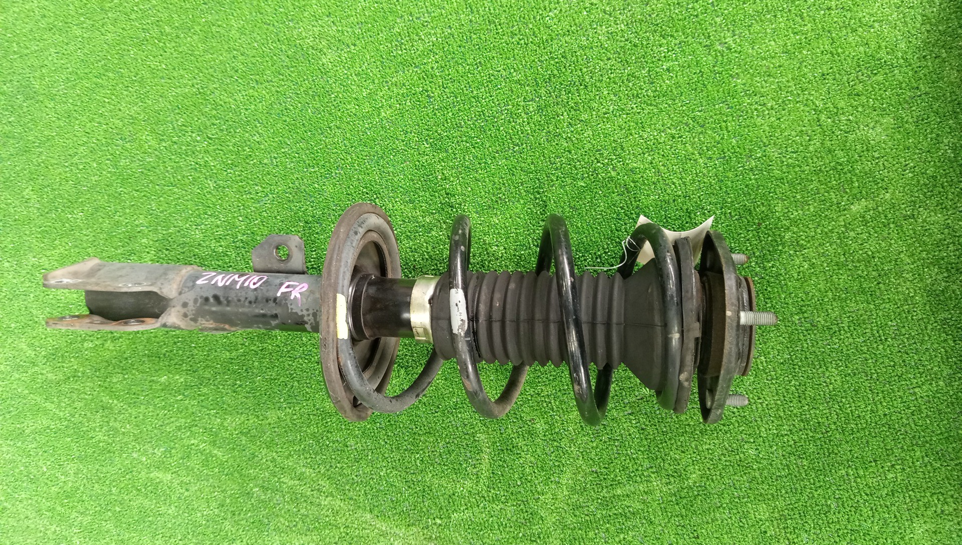 Стойка правая передняя TOYOTA ISIS ZNM10G 1ZZ-FE 1 ракурс
