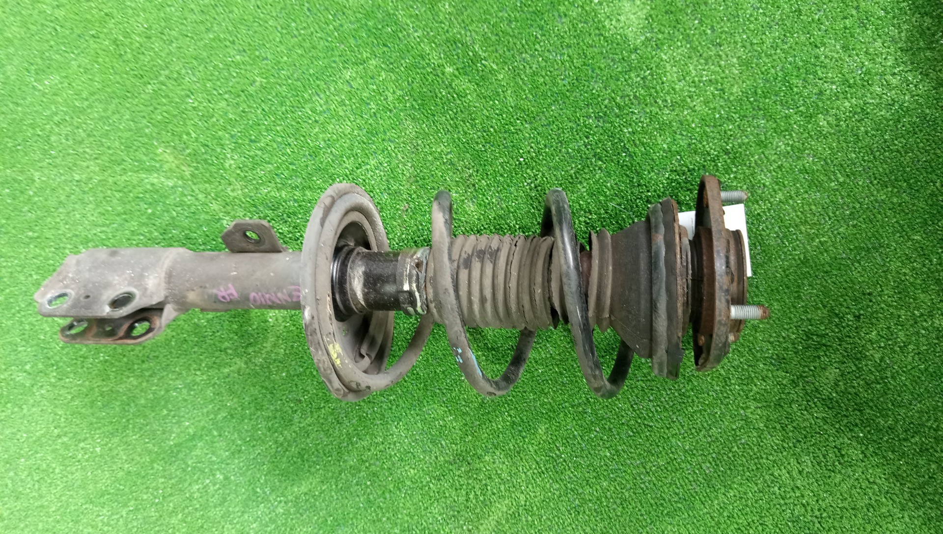Стойка правая передняя TOYOTA ISIS ZNM10G 1ZZ-FE 1 ракурс