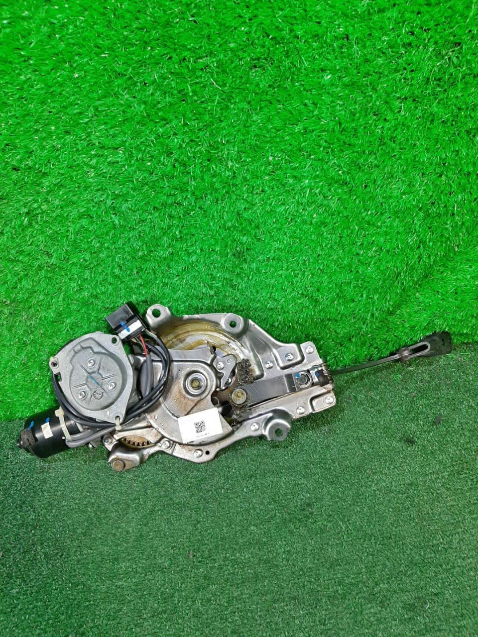 Доводчик двери задний TOYOTA HARRIER MCU36W 68910-48010 1 ракурс
