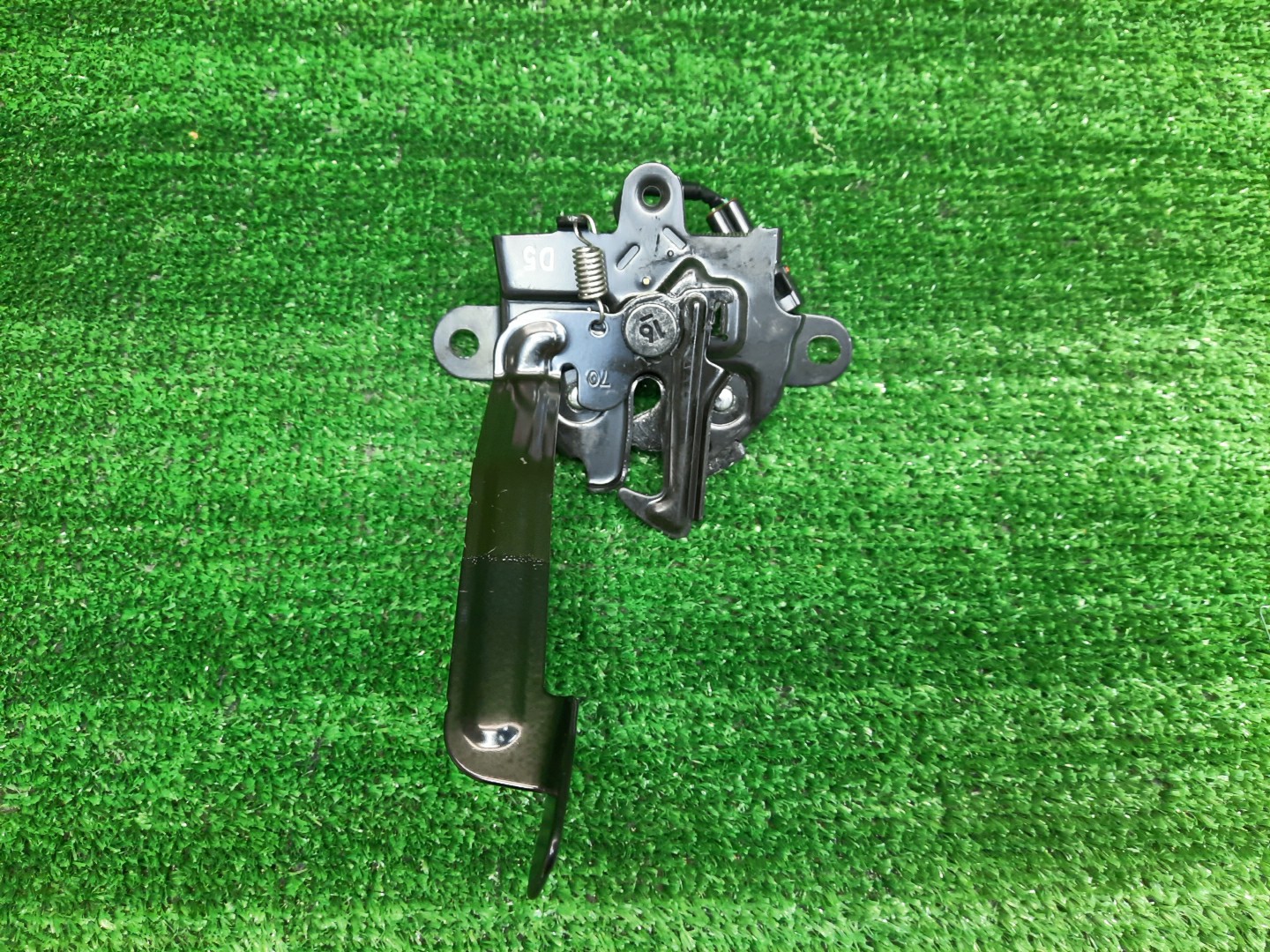 Замок капота TOYOTA LAND CRUISER VJA300 53510-60470 1 ракурс