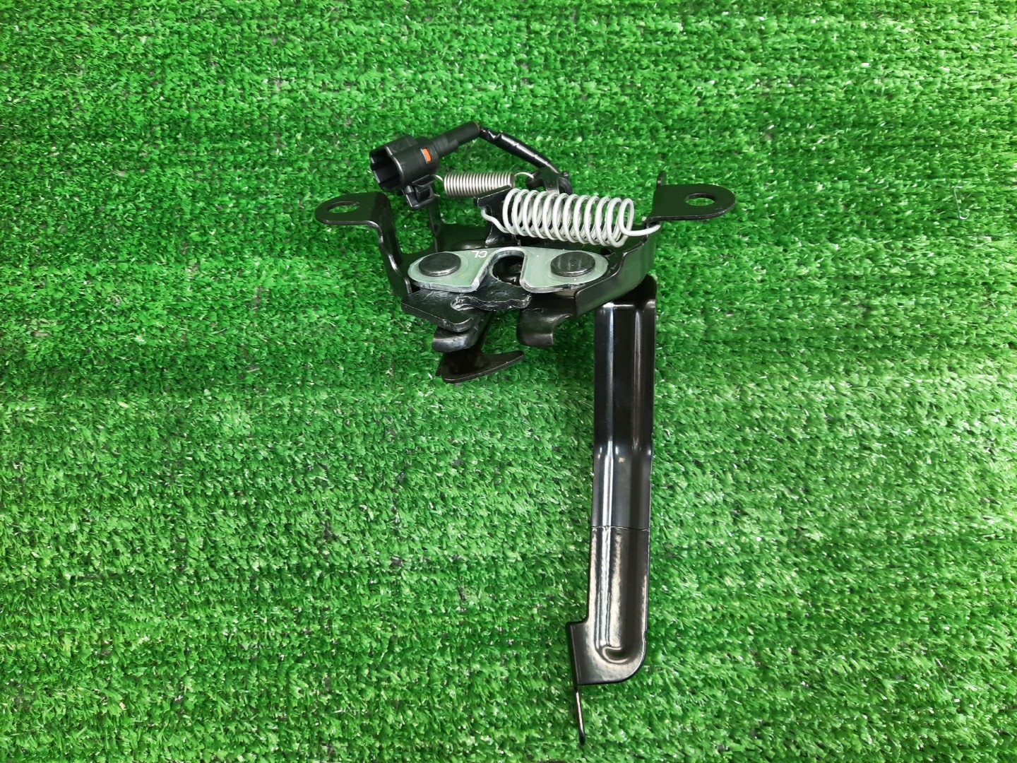 Замок капота TOYOTA LAND CRUISER VJA300 53510-60470 2 ракурс