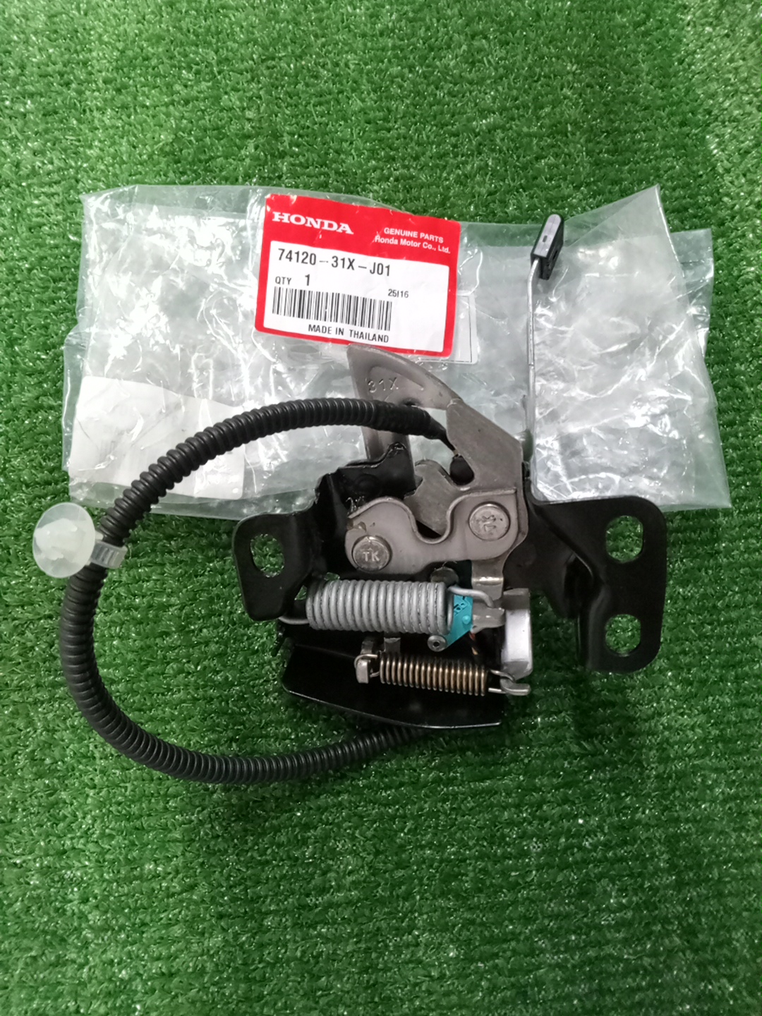 Замок капота HONDA WR-V DG5 74120-31X-J01 2 ракурс Замок капота HONDA WR-V DG5 74120-31X-J01 2 ракурс