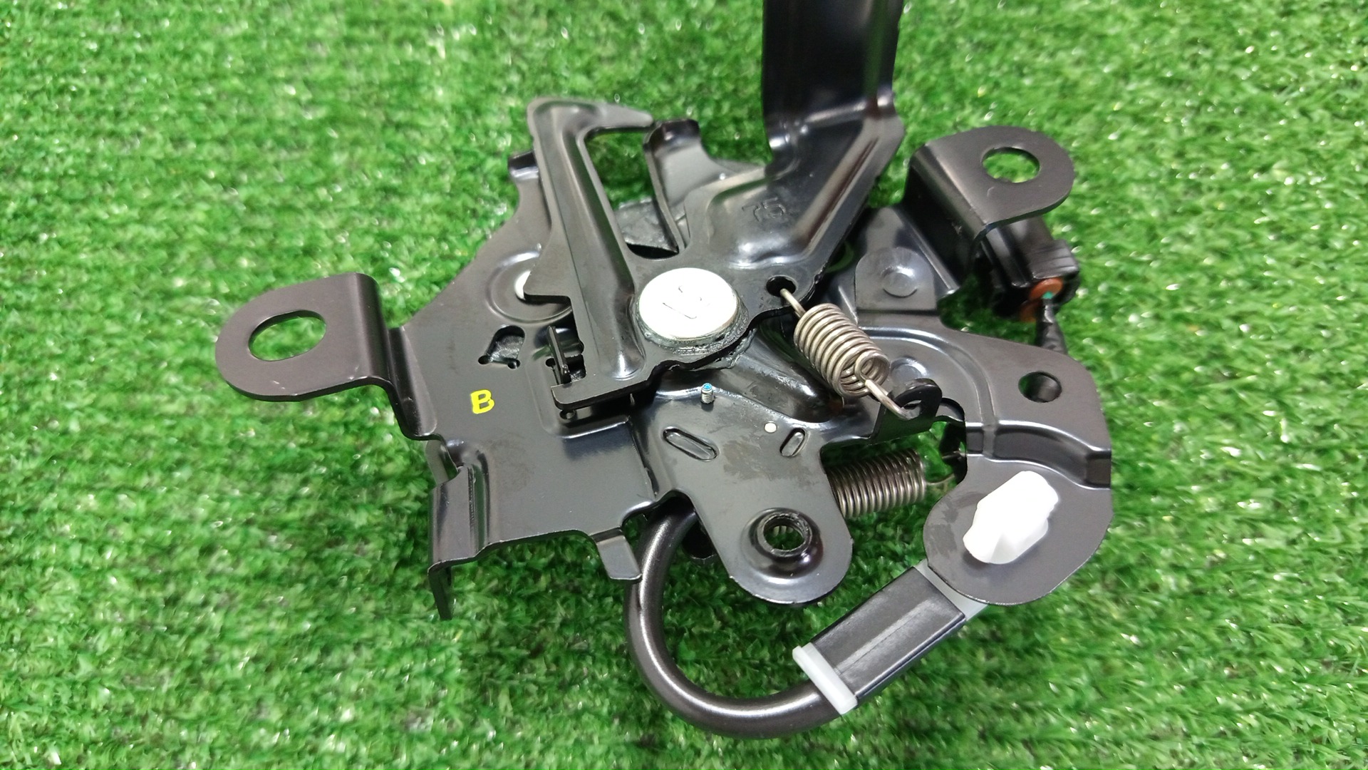 Замок капота TOYOTA HARRIER AXUH80 53510-48280 3 ракурс