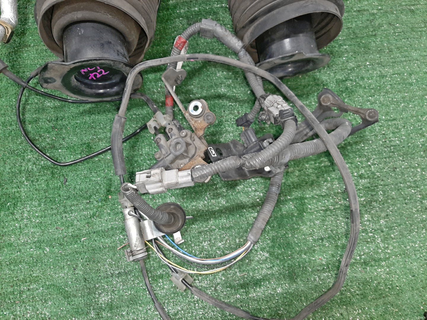 Подушка подвески пневматическая задняя TOYOTA RACTIS NCP122 1NZ-FE 3 ракурс