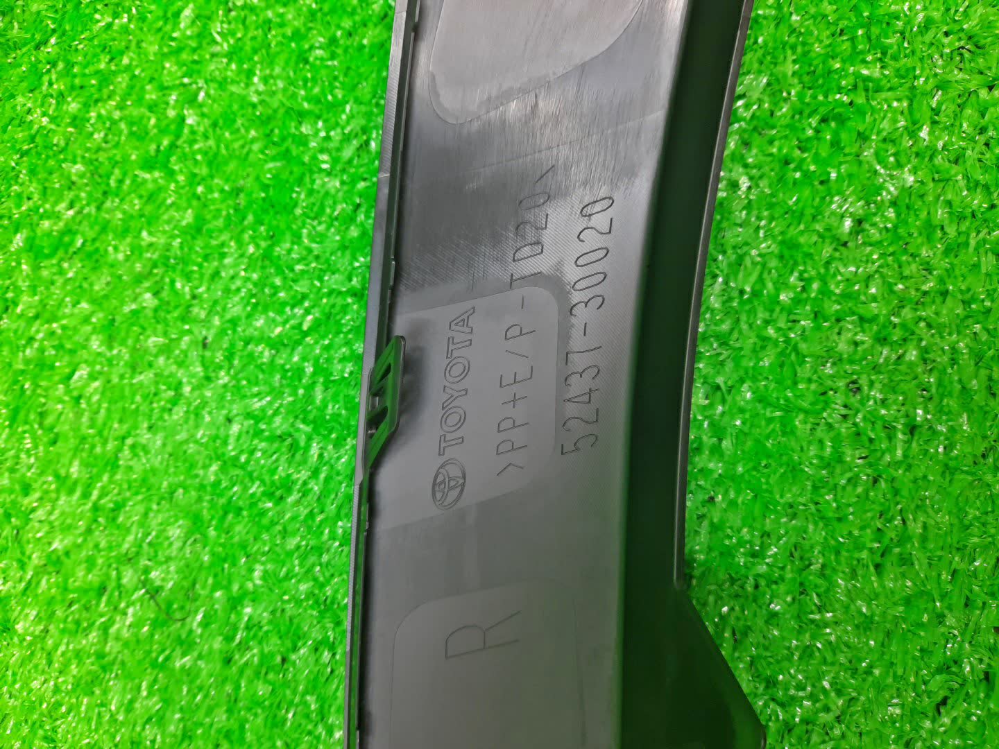 Заглушка бампера правая передняя TOYOTA CROWN AZSH35 52437-30020 2 ракурс