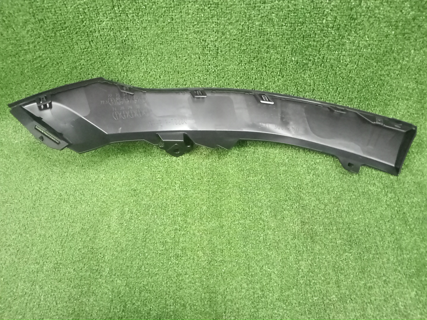 Заглушка бампера правая передняя TOYOTA CROWN AZSH35 52437-30020 4 ракурс