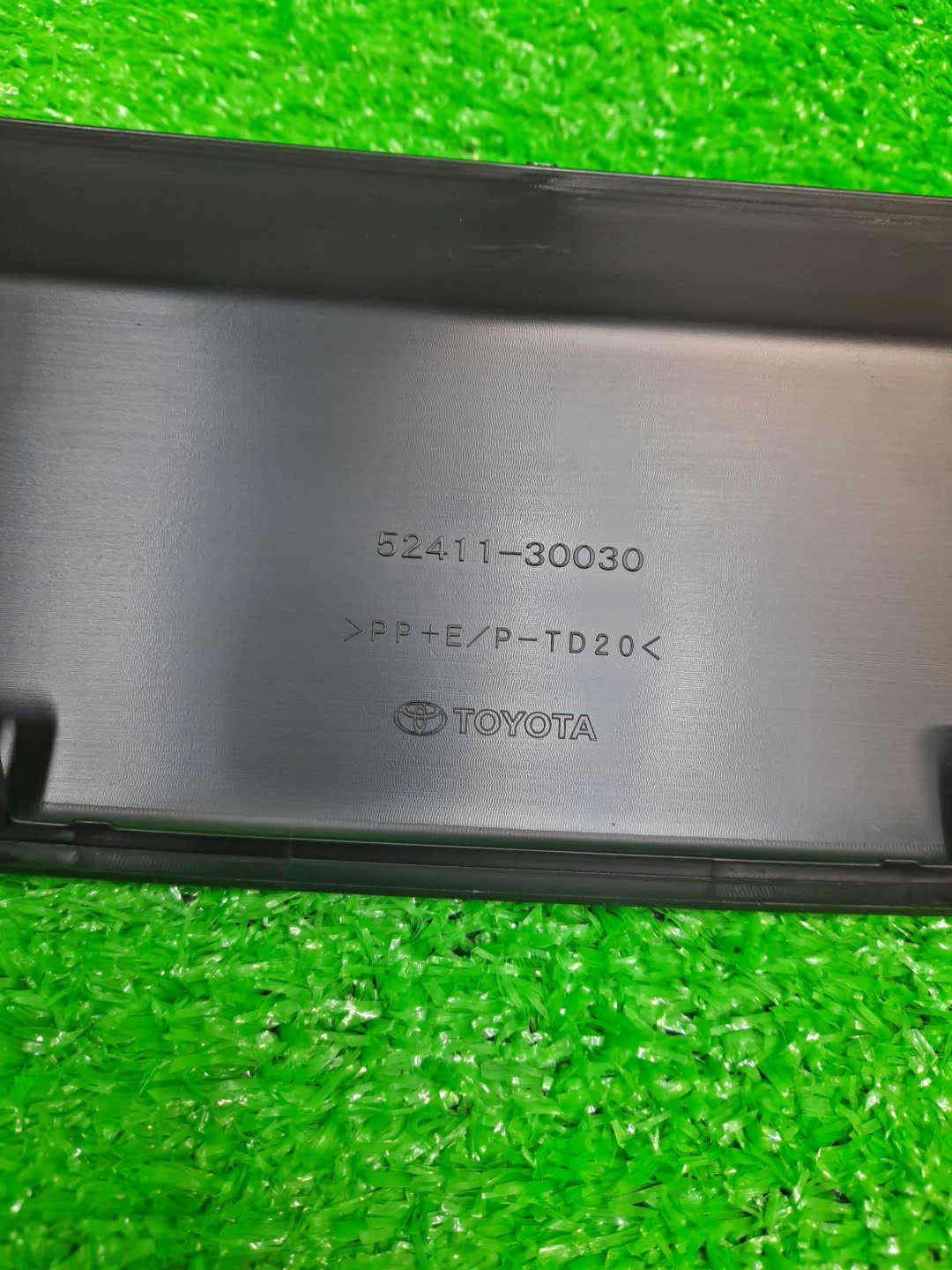 Заглушка бампера передняя TOYOTA CROWN AZSH35 52411-30030 2 ракурс