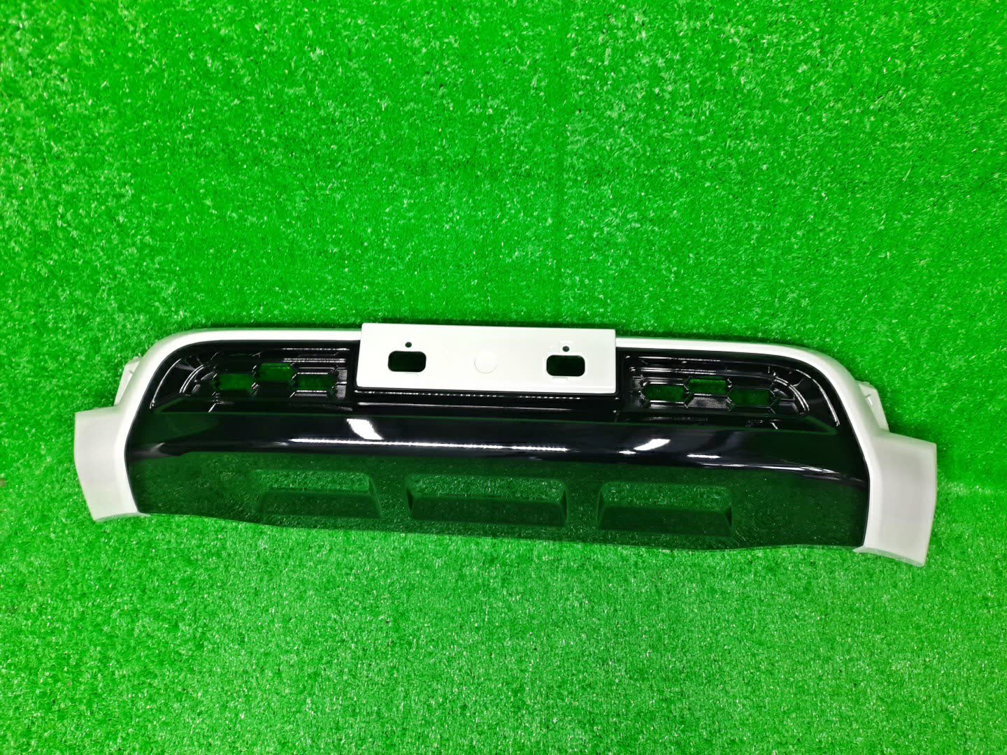 Заглушка бампера TOYOTA HILUX GUN125 52411-YP120-A3 1 ракурс
