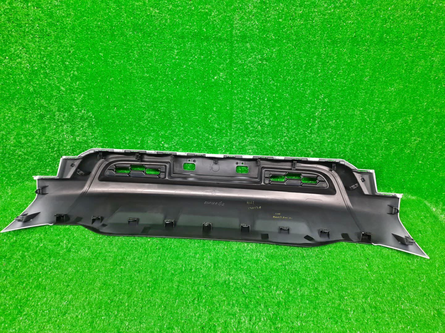 Заглушка бампера TOYOTA HILUX GUN125 52411-YP120-A3 2 ракурс