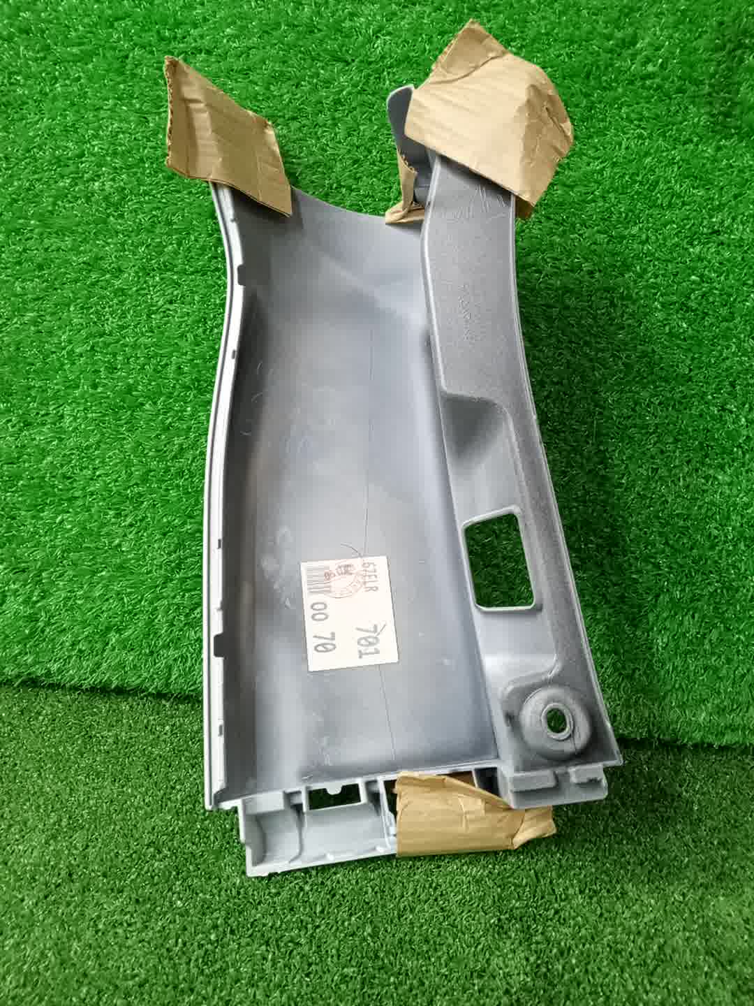 Заглушка бампера правая задняя TOYOTA VOXY MZRA90W 52165-V1010-A0 3 ракурс