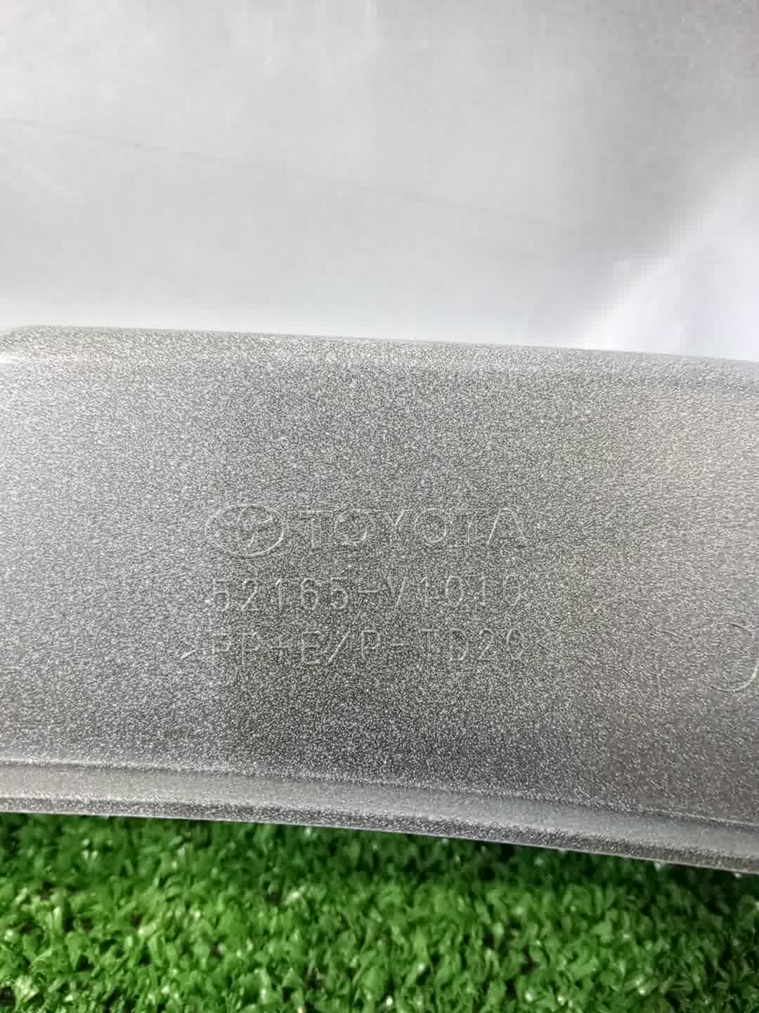 Заглушка бампера правая задняя TOYOTA VOXY MZRA90W 52165-V1010-A0 4 ракурс