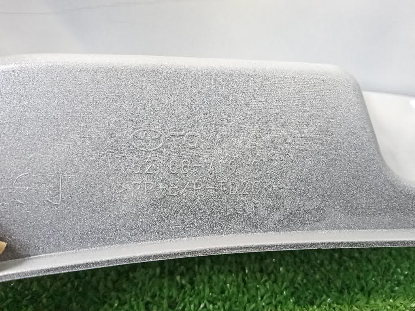Заглушка бампера левая задняя TOYOTA VOXY MZRA90W 52166-V1010-A0 3 ракурс
