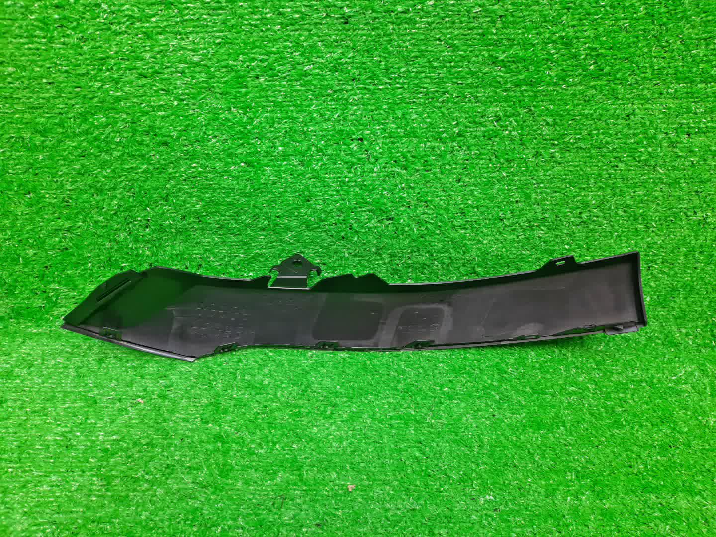 Заглушка бампера левая передняя TOYOTA CROWN AZSH35 52438-30020 1 ракурс