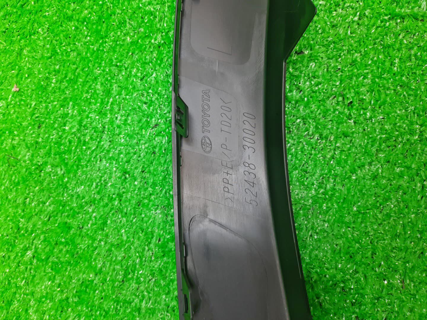 Заглушка бампера левая передняя TOYOTA CROWN AZSH35 52438-30020 2 ракурс