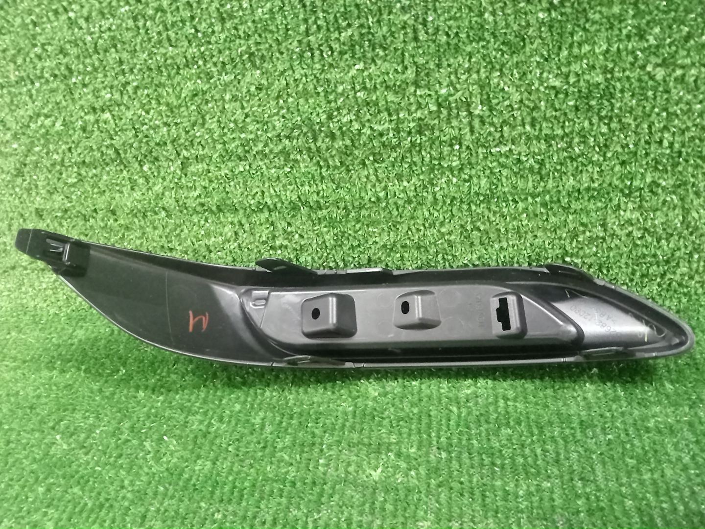 Заглушка бампера левая задняя TOYOTA AURIS NZE181H 52682-12090 2 ракурс