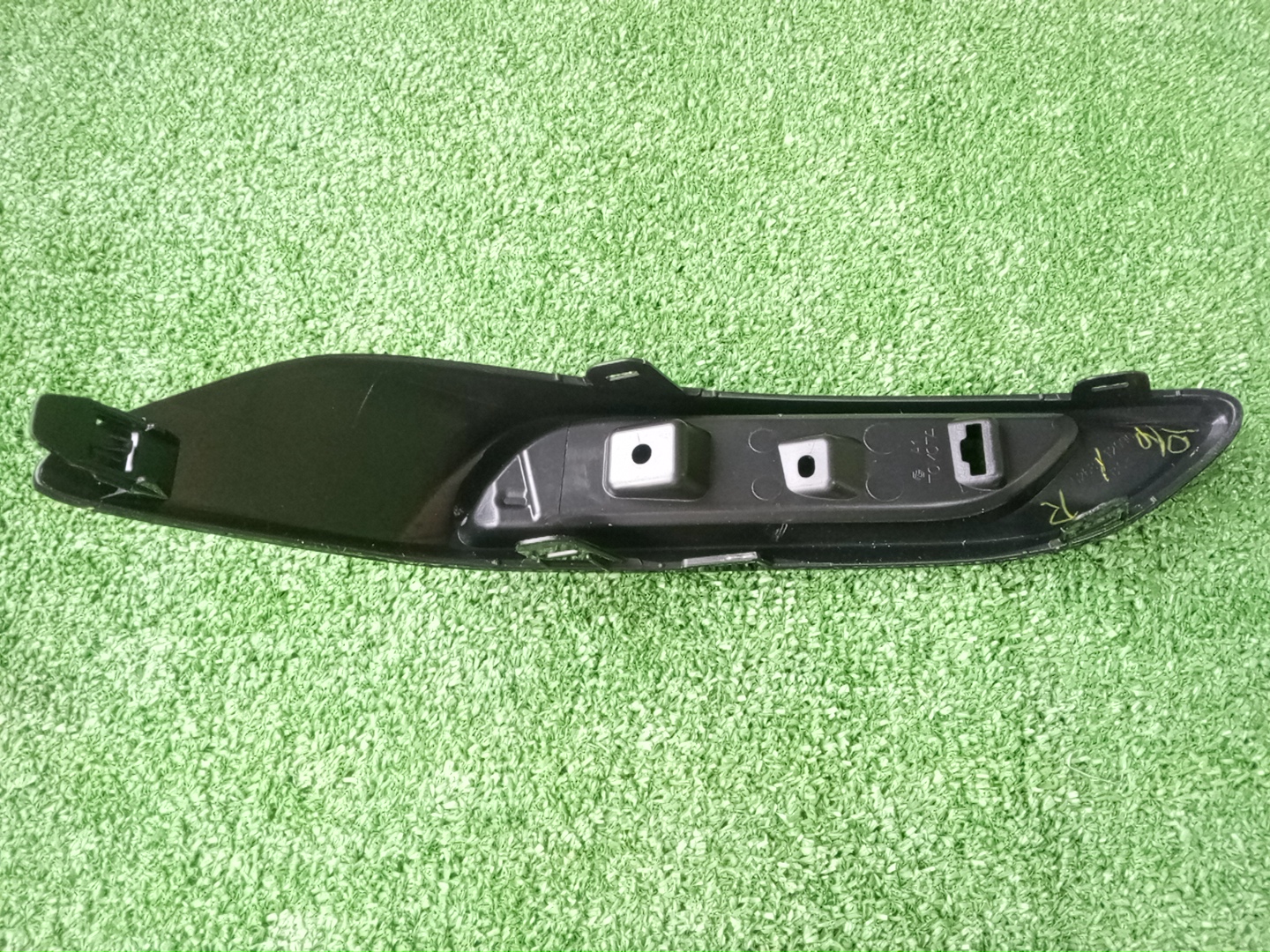 Заглушка бампера правая задняя TOYOTA AURIS NZE181H 52681-12090 2 ракурс