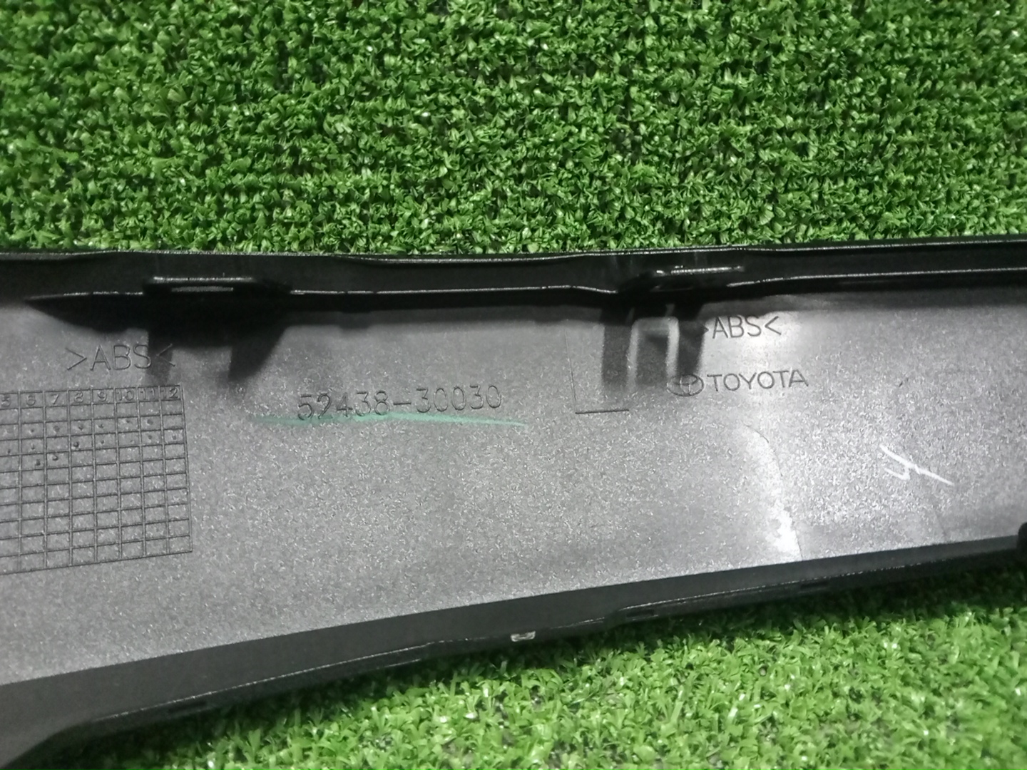 Заглушка бампера левая передняя TOYOTA CROWN AZSH36W 52438-30030-C0 3 ракурс