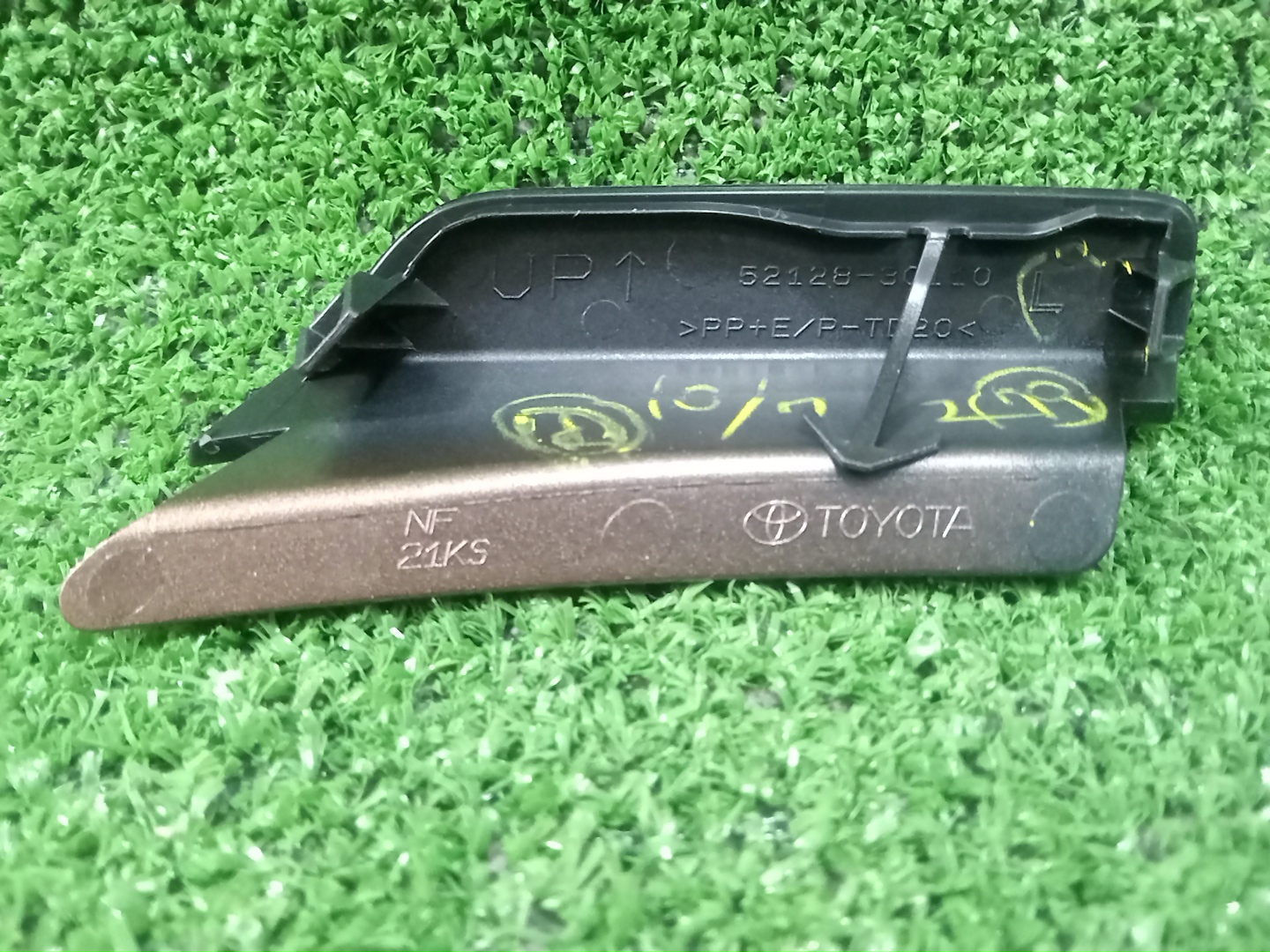 Заглушка бампера левая передняя TOYOTA CROWN AZSH36W 52128-30110-E0 2 ракурс