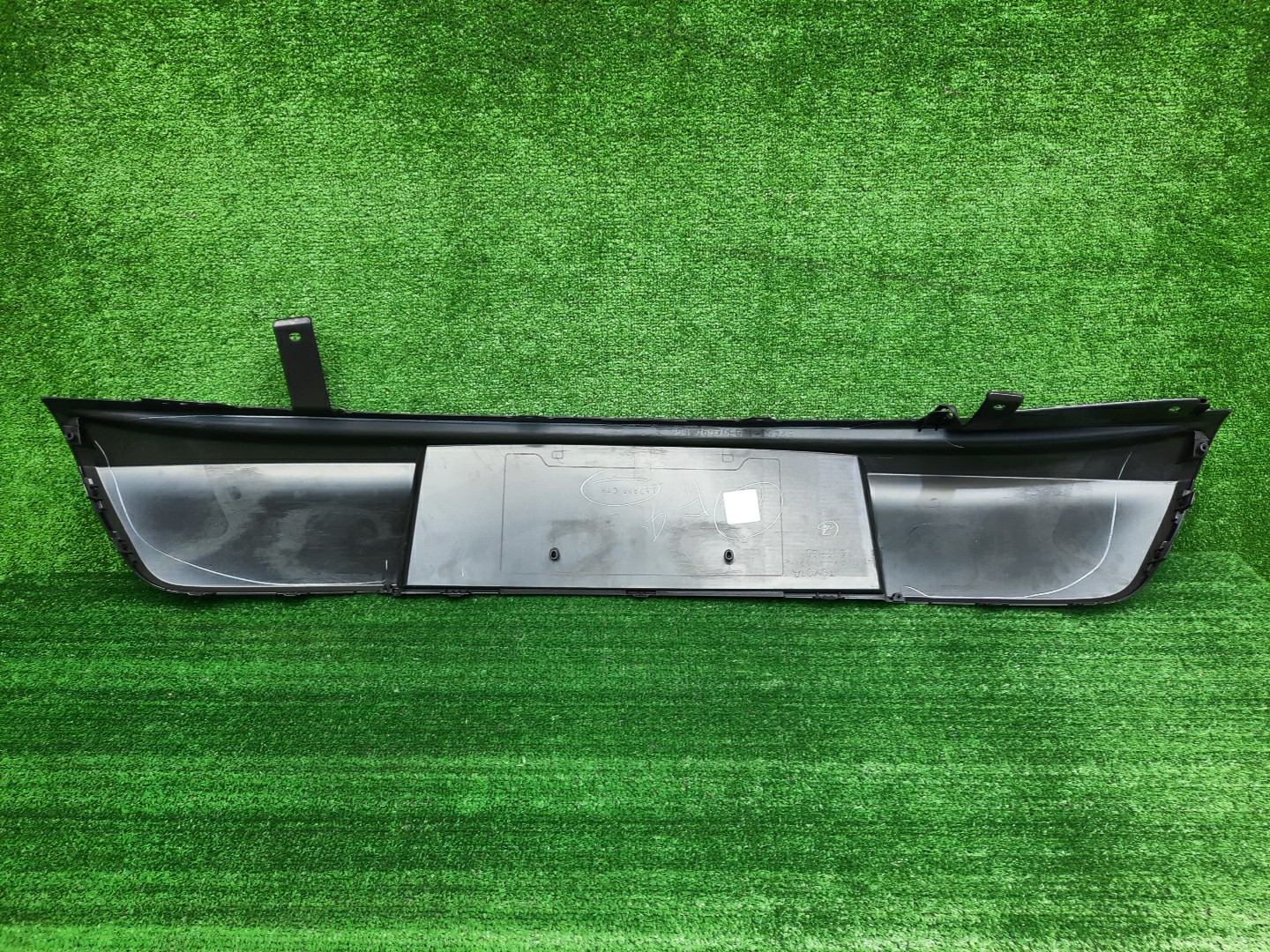 Заглушка бампера задняя TOYOTA AURIS NRE185H 52453-12050 2 ракурс