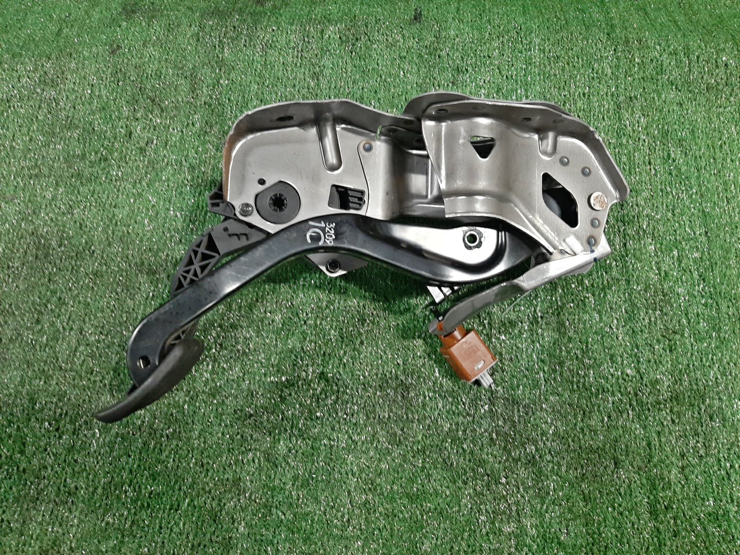 Педаль газа NISSAN X-TRAIL SNT33 KR15DDT 18002-6RA1A 2 ракурс