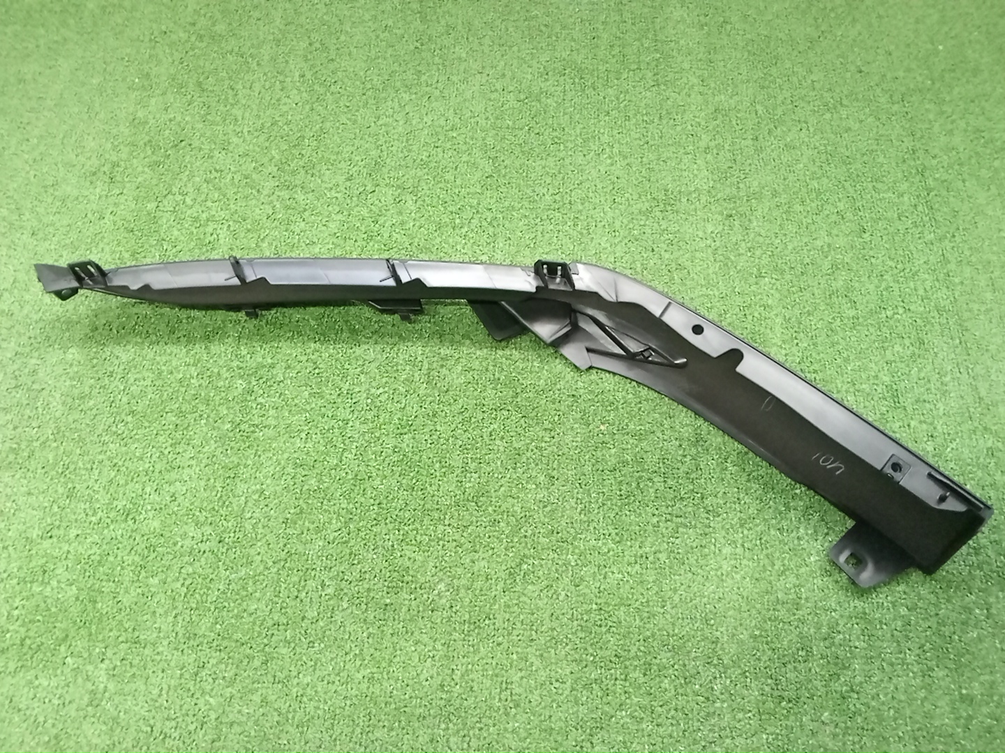 Заглушка бампера правая передняя LEXUS RX450H GYL25W 52437-48040 3 ракурс