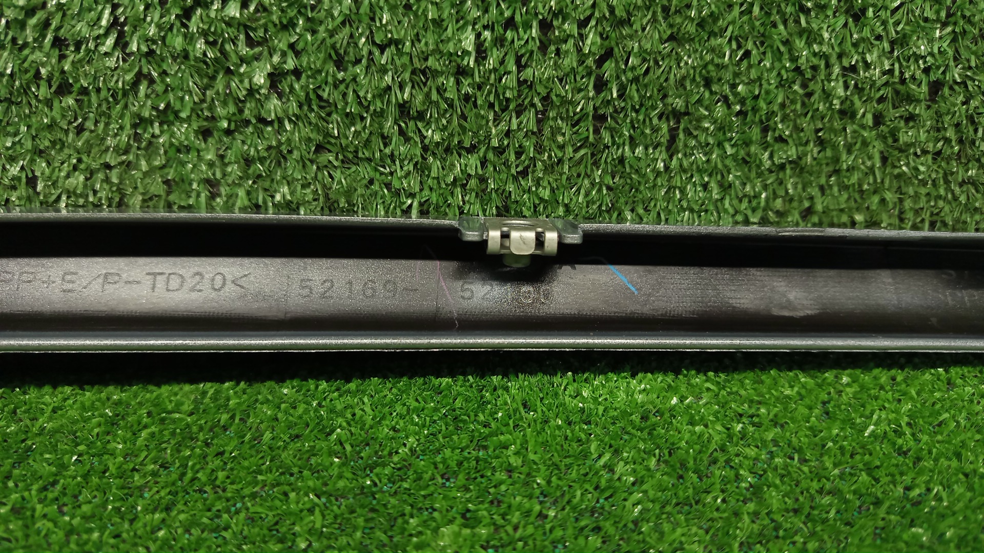Заглушка бампера задняя TOYOTA PROBOX NCP160V 52169-52100-B0 3 ракурс