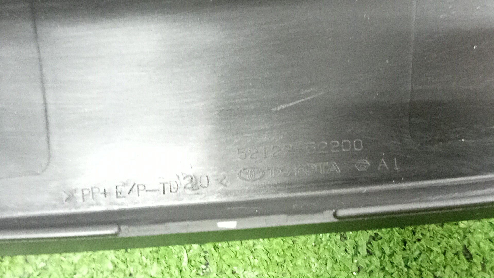 Заглушка бампера TOYOTA AQUA NHP10 52129-52200 5 ракурс