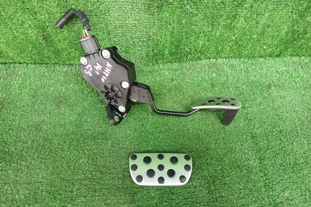Педаль газа TOYOTA AQUA NHP10 1NZ-FXE 78110-WY020 1 ракурс