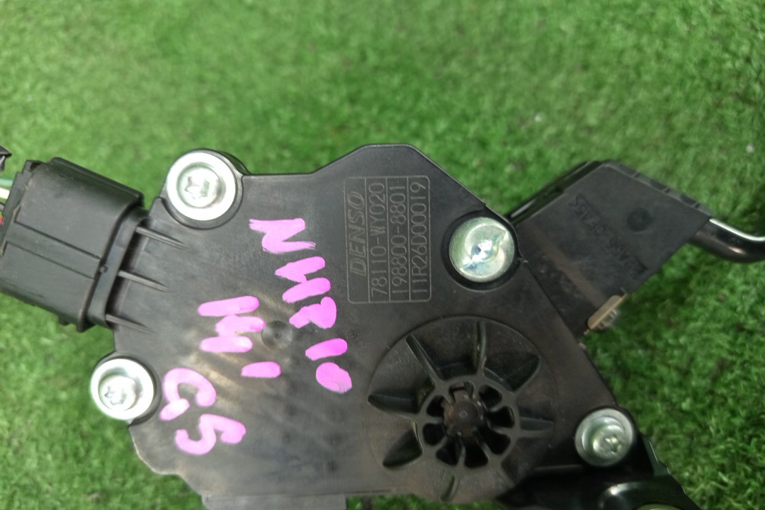 Педаль газа TOYOTA AQUA NHP10 1NZ-FXE 78110-WY020 3 ракурс