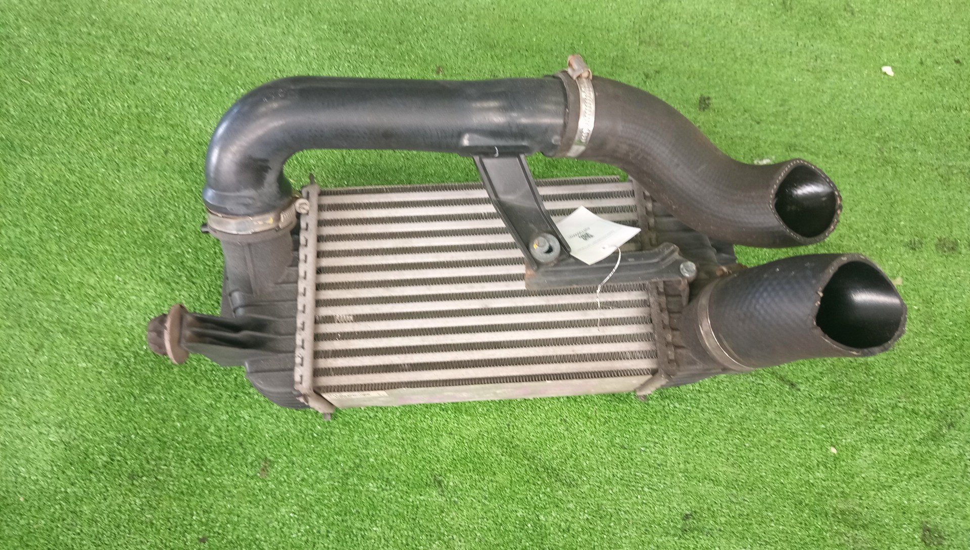 Радиатор интеркулера NISSAN JUKE F15 MR16DDT 1 ракурс Радиатор интеркулера NISSAN JUKE F15 MR16DDT 1 ракурс