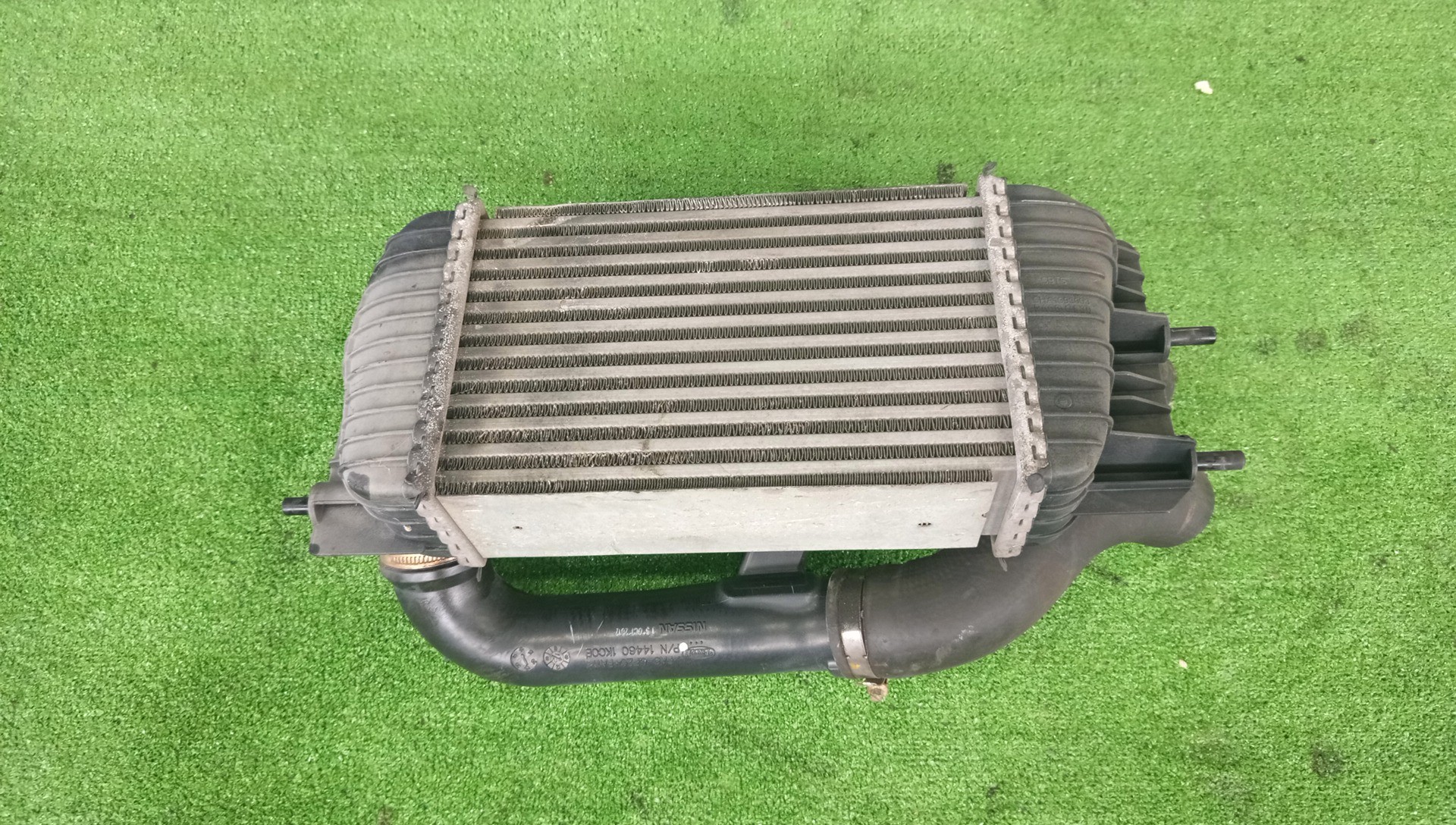 Радиатор интеркулера NISSAN JUKE F15 MR16DDT 2 ракурс