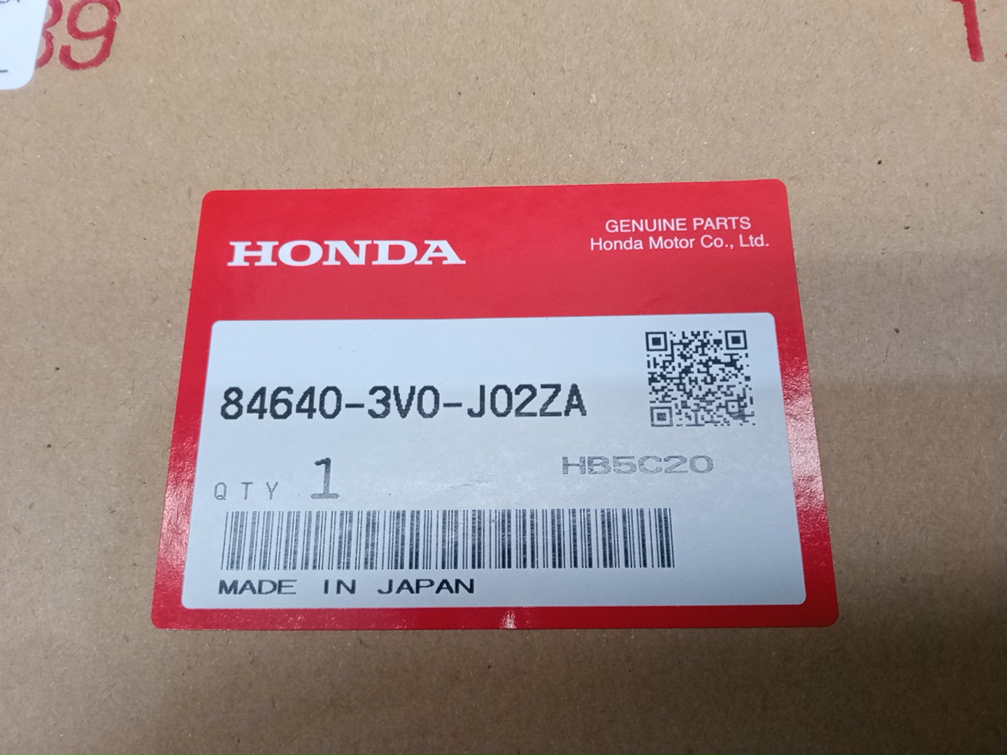 Накладка замка багажника HONDA ZR-V RZ3 84640-3V0-J02ZA 5 ракурс