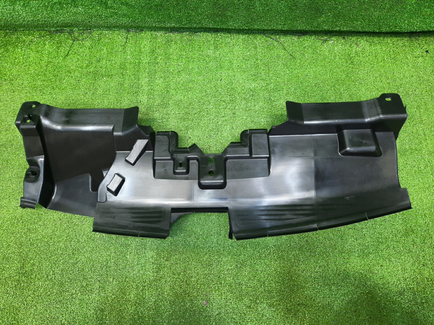 Защита замка капота TOYOTA C-HR NGX50 16561-37120 2 ракурс Защита замка капота TOYOTA C-HR NGX50 16561-37120 2 ракурс
