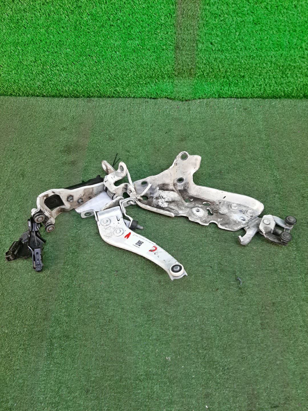 Петля дверная левая задняя TOYOTA SIENTA NHP170G 1 ракурс
