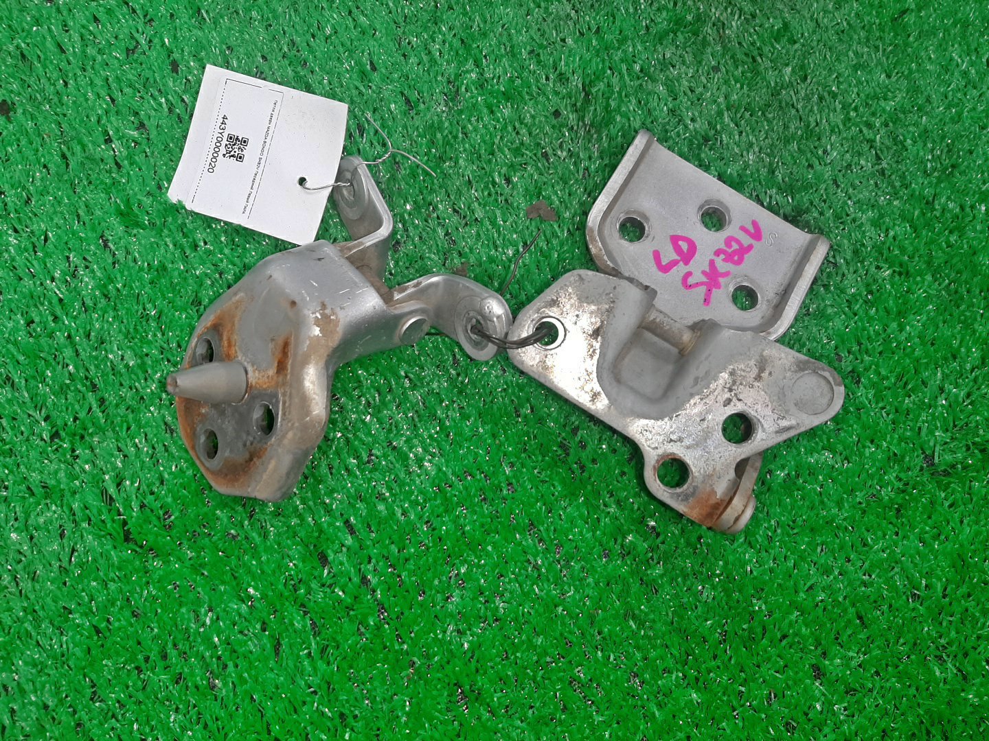 Петля дверная левая передняя MAZDA BONGO SK82V 2 ракурс