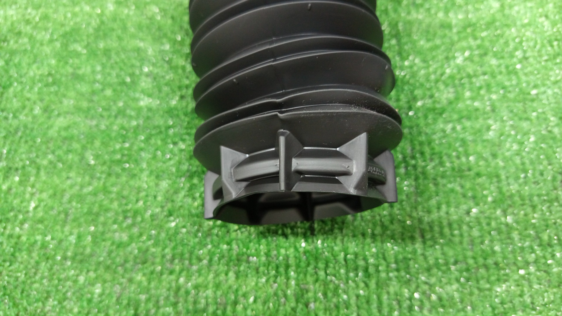 Пыльник стойки передний TOYOTA NOAH ZWR80G 48045-42010 3 ракурс