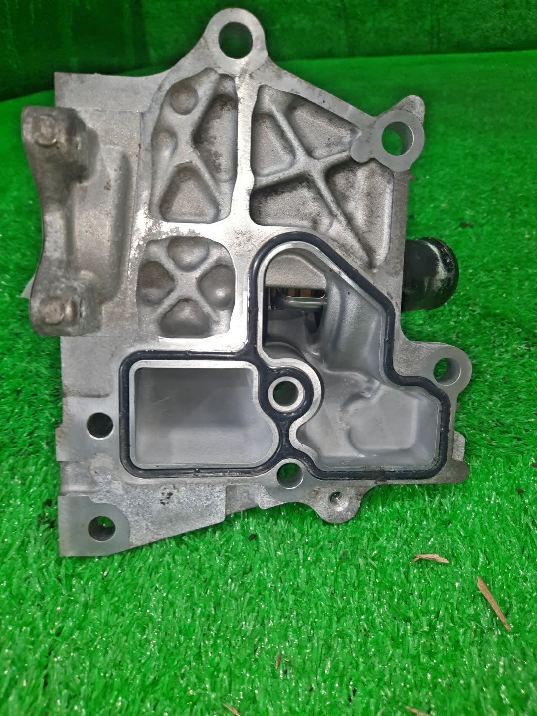 Термостат NISSAN SERENA C26 MR20DD 2 ракурс Термостат NISSAN SERENA C26 MR20DD 2 ракурс