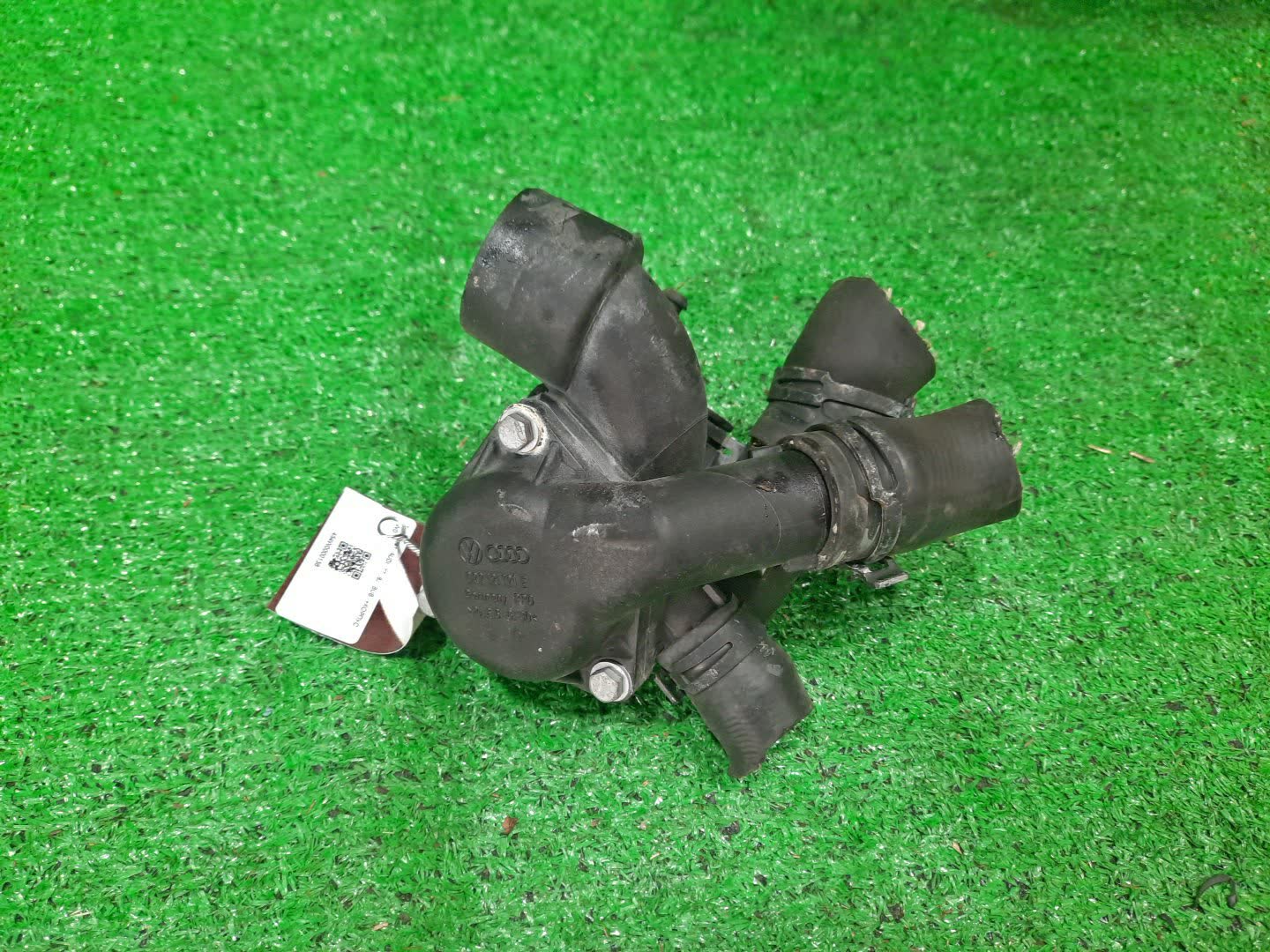 Термостат AUDI TT 8J3 BUB 022121121E 1 ракурс Термостат AUDI TT 8J3 BUB 022121121E 1 ракурс