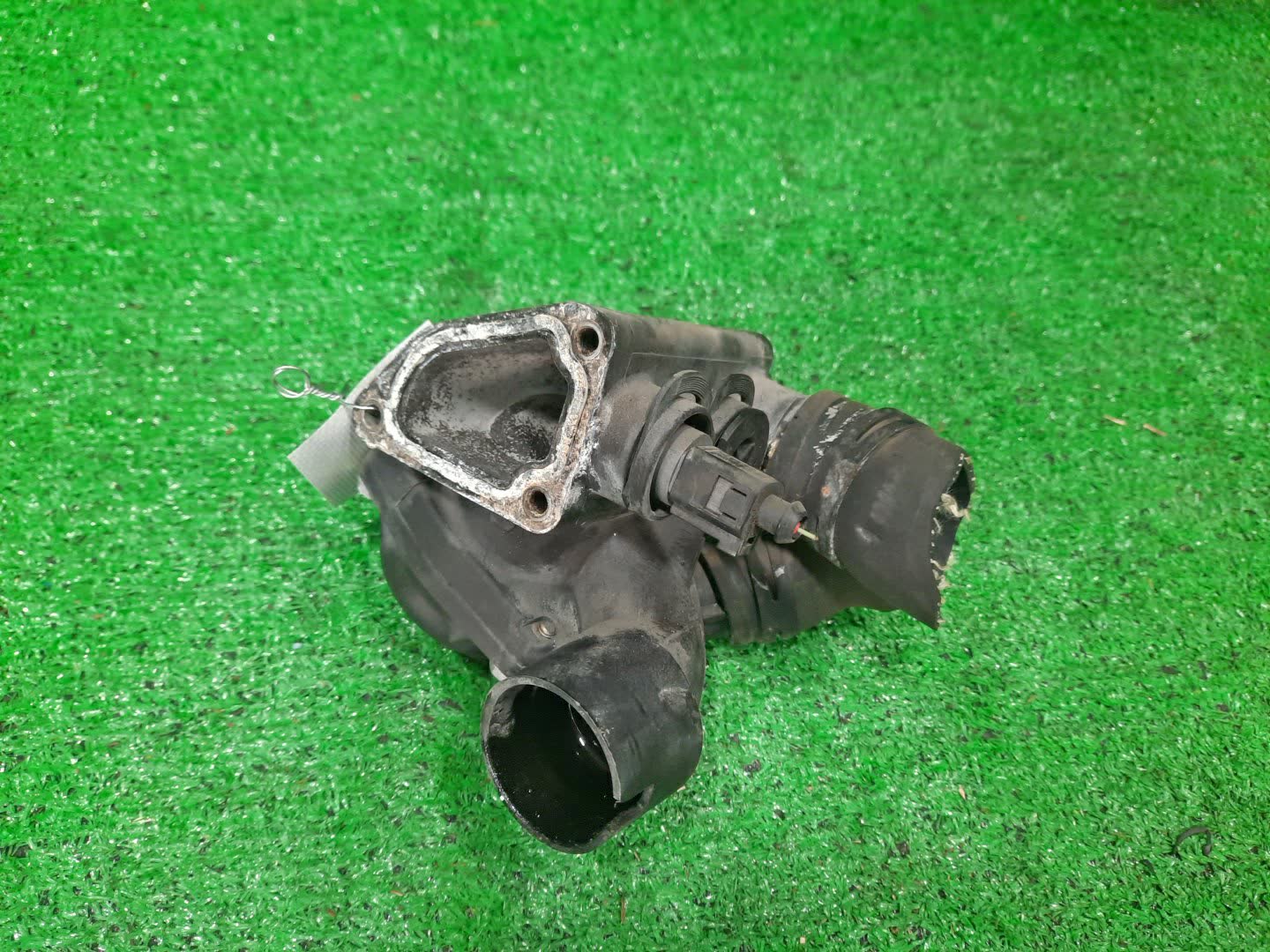 Термостат AUDI TT 8J3 BUB 022121121E 2 ракурс Термостат AUDI TT 8J3 BUB 022121121E 2 ракурс