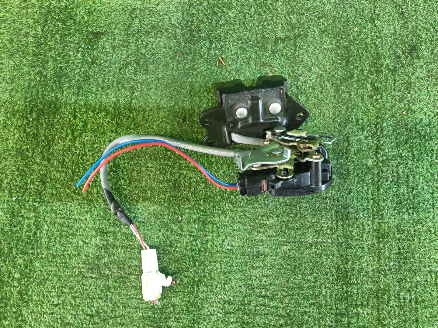 Замок 5-й двери TOYOTA COROLLA SPACIO ZZE124N 101528-3000 2 ракурс