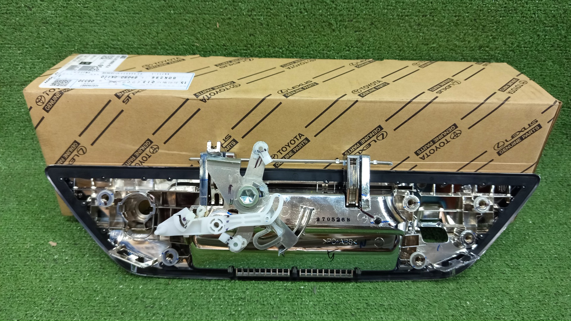 Ручка задней двери TOYOTA HILUX GUN125 69090-0K110 2 ракурс Ручка задней двери TOYOTA HILUX GUN125 69090-0K110 2 ракурс