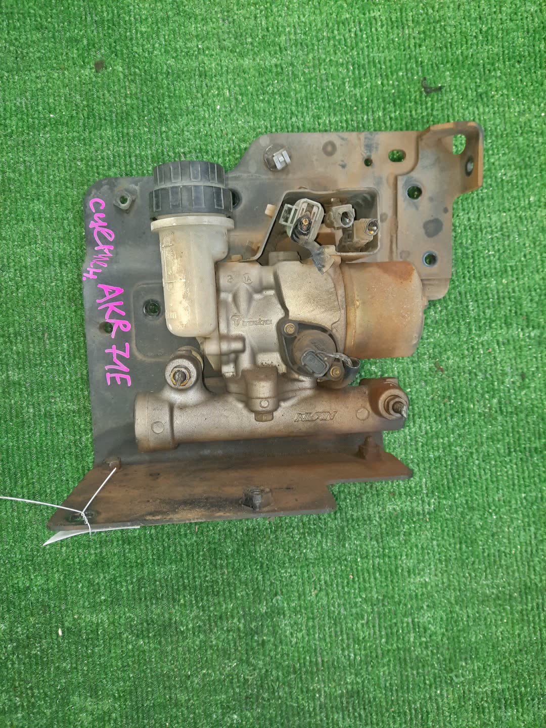 Главный цилиндр сцепления NISSAN ATLAS AKR71 4HG1 8972540240 1 ракурс