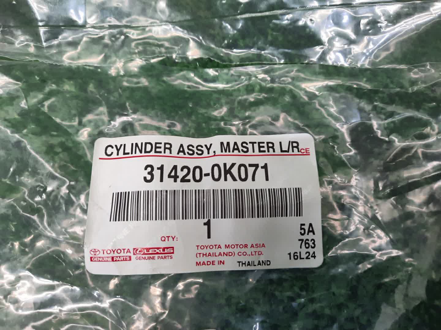 Главный цилиндр сцепления TOYOTA HILUX GUN125 31420-0K071 2 ракурс