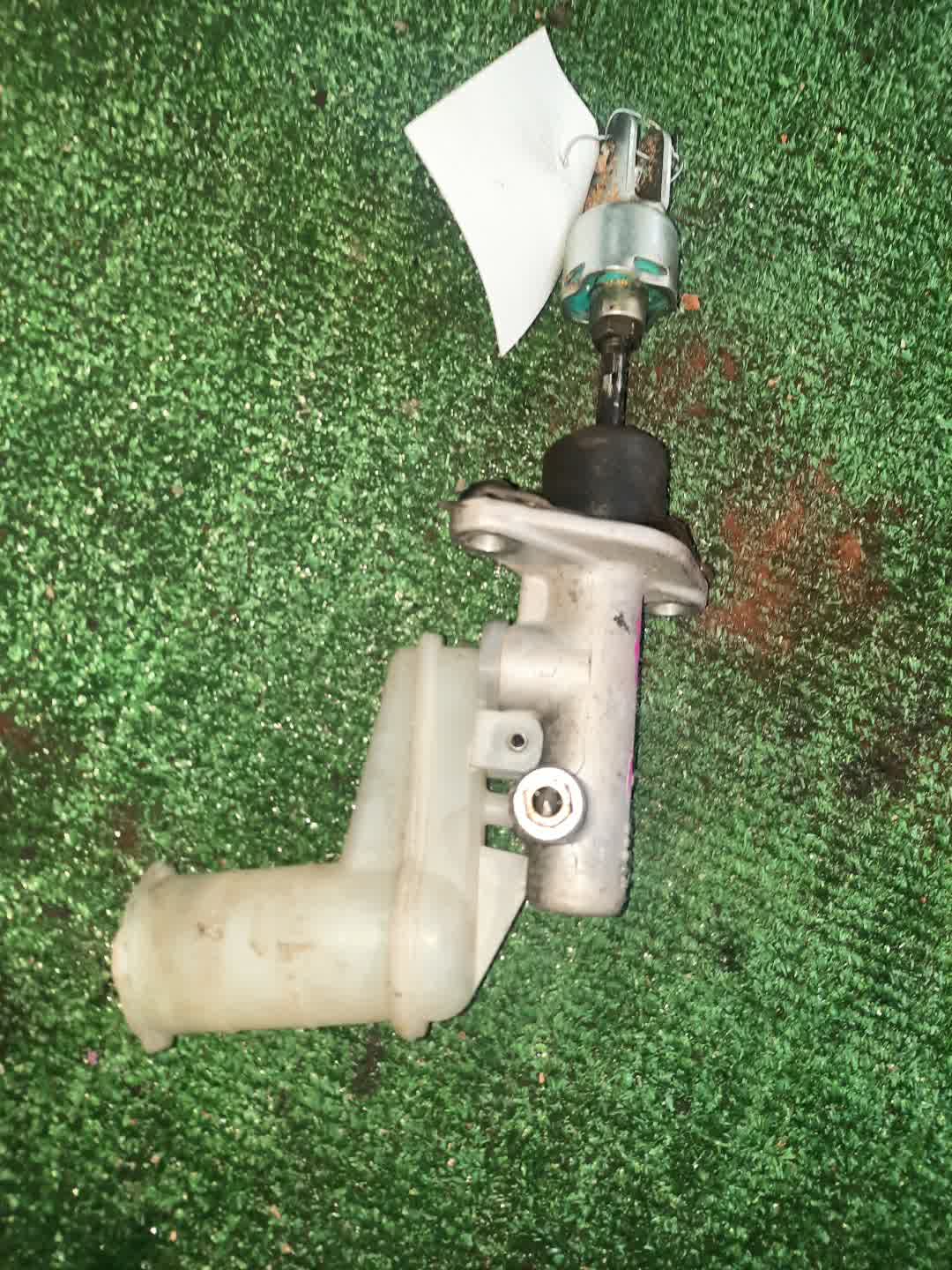 Главный цилиндр сцепления MITSUBISHI LEGNUM EC1W 4G93 MR198607 2 ракурс