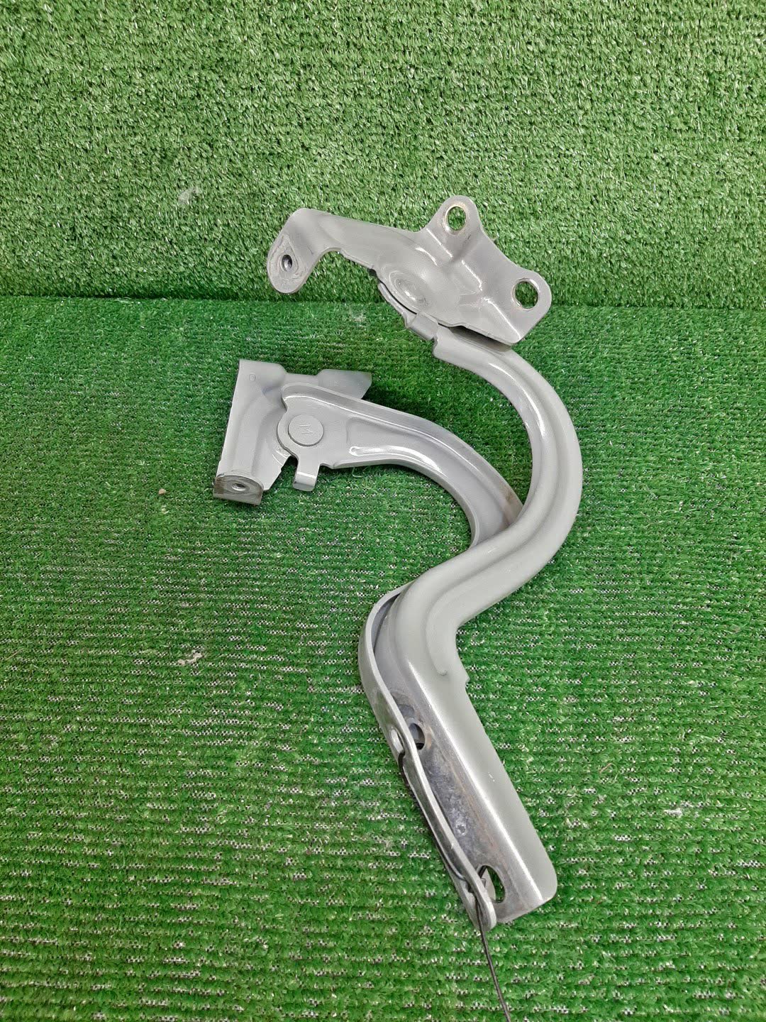 Петля капота TOYOTA SIENTA MXPL10G 1 ракурс Петля капота TOYOTA SIENTA MXPL10G 1 ракурс