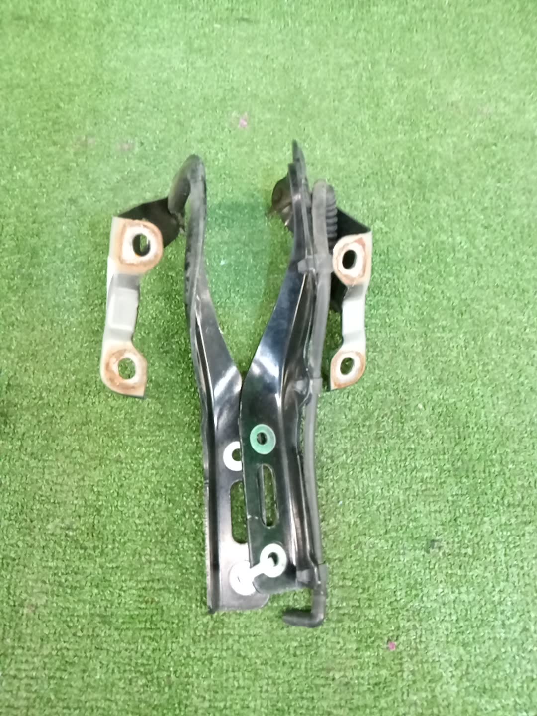 Петля капота левая HONDA JADE FR4 1 ракурс Петля капота левая HONDA JADE FR4 1 ракурс
