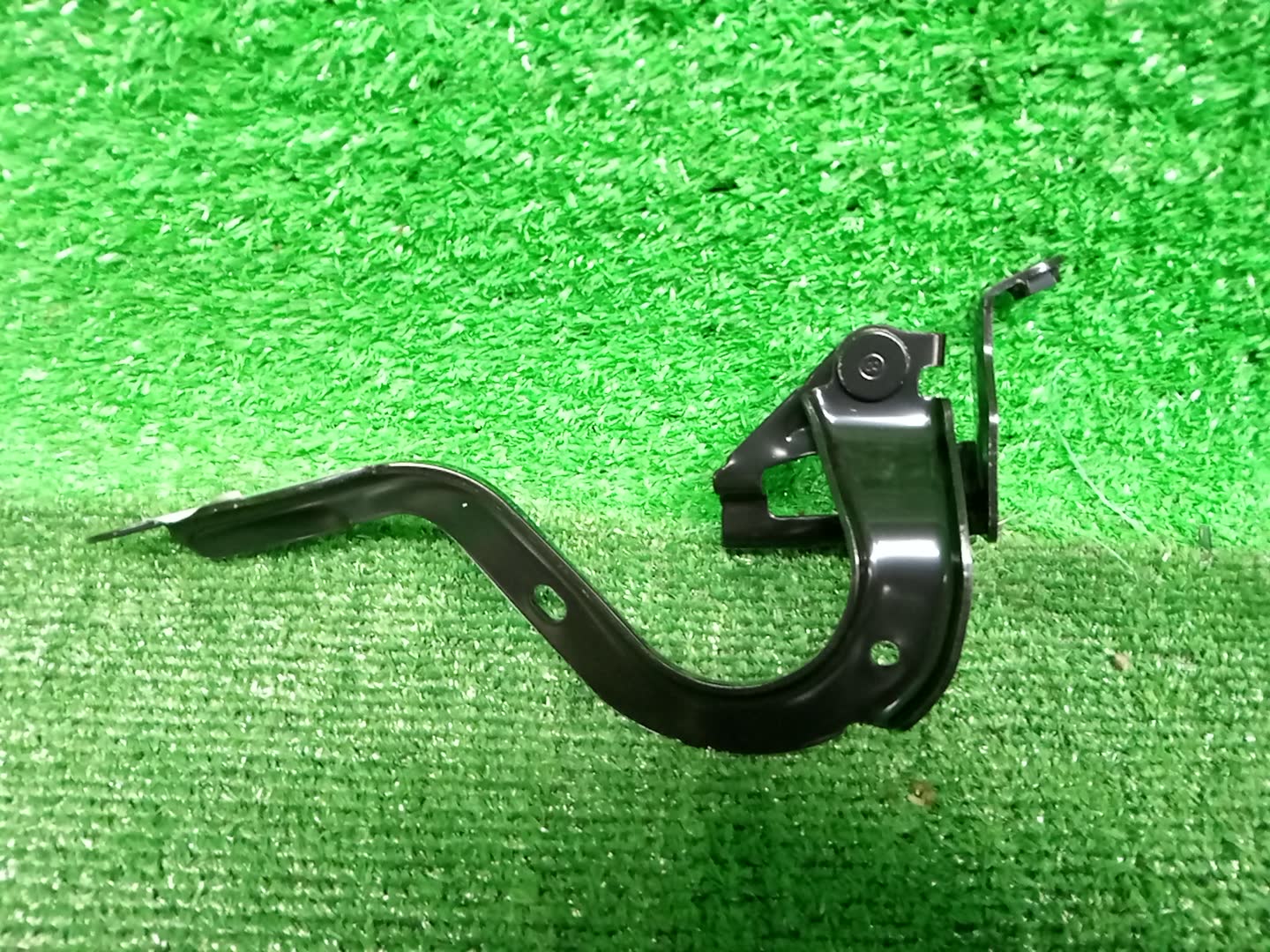 Петля капота правая передняя TOYOTA NOAH ZRR80G 53410-28100 2 ракурс