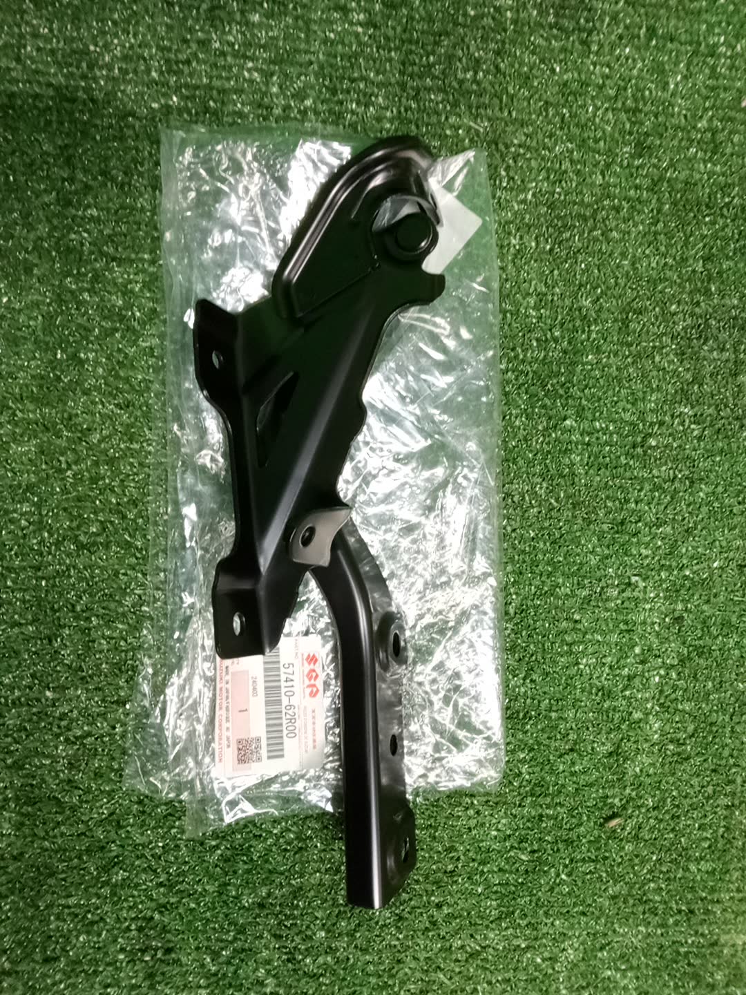 Петля капота правая передняя SUZUKI IGNIS FF21S 57410-62R00 1 ракурс