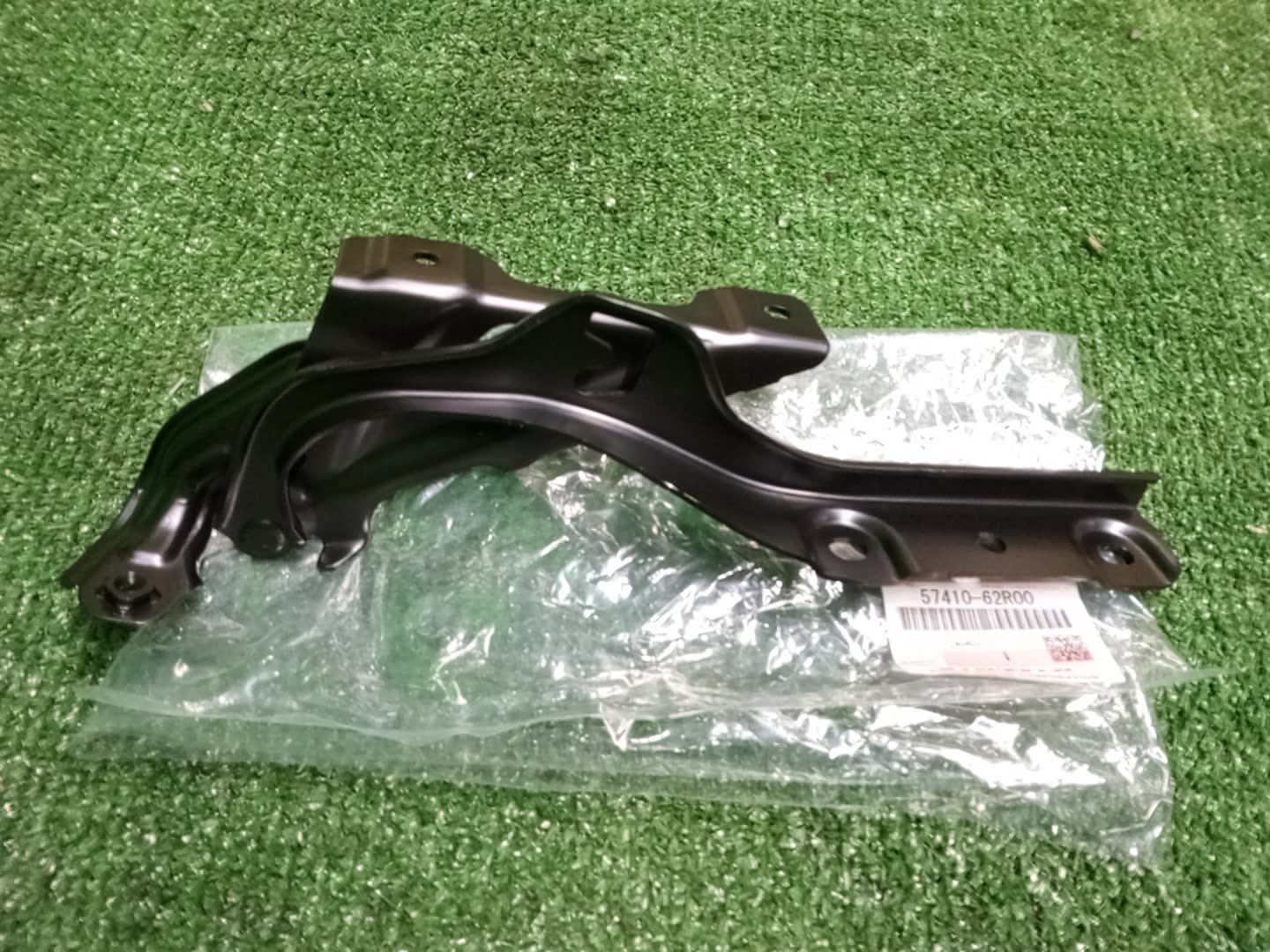 Петля капота правая передняя SUZUKI IGNIS FF21S 57410-62R00 2 ракурс